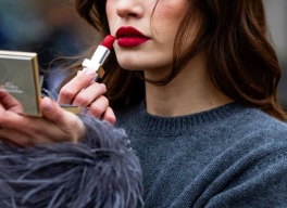 LÀM CÁCH NÀO ĐỂ GIỮ SON MÔI LÂU TRÔI SAU KHI ĂN UỐNG