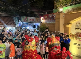 TRUNG TÂM ĐÀO TẠO THẨM MỸ CARITA PHỐI HỢP KP3, PHƯỜNG TÂN THỚI HIỆP, QUẬN 12 TỔ CHỨC TRUNG THU CHO CÁC BÉ