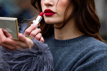 LÀM CÁCH NÀO ĐỂ GIỮ SON MÔI LÂU TRÔI SAU KHI ĂN UỐNG