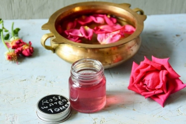 CÁCH LÀM NƯỚC HOA HỒNG TẠI NHÀ.