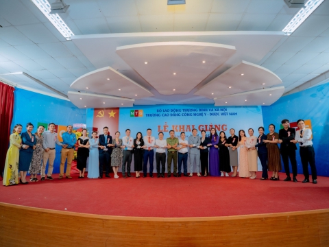 Ngày 14/11/2023 Lãnh đạo Trung tâm dự Lễ khai giảng năm học mới 2023-2024 tại Trường Cao Đẳng Công Nghệ Y Dược Việt Nam, ký kết hợp tác đào tạo giữa 02 đơn vị 