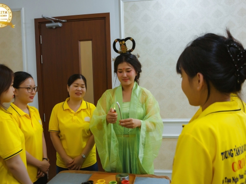 CHỊ HẰNG DẪN CUỘI XUỐNG TRẦN GIANG ĐI HỌC NGHỀ SPA! 