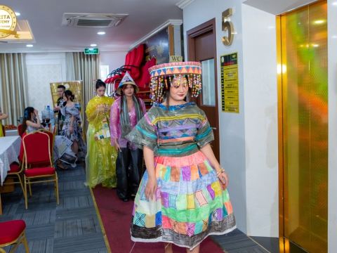 Thời trang tái chế - Nail