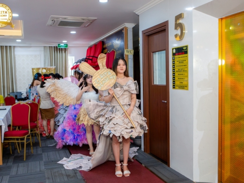 Thời trang tái chế - Lớp phun xăm