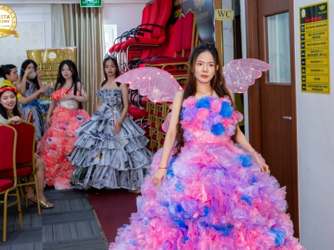 Thời trang tái chế - Lớp phun xăm