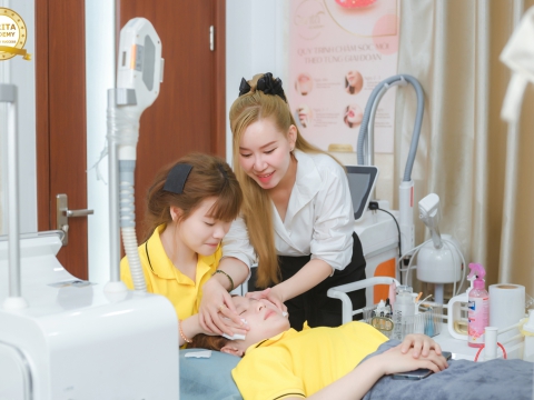 HỌC HÈ BỔ ÍCH – LÀM CHỦ CÔNG NGHỆ CHĂM SÓC DA BẰNG CƠN LĂN NGẢI CỨU NGỌC BÍCH CHỈ SAU 2 TUẦN
