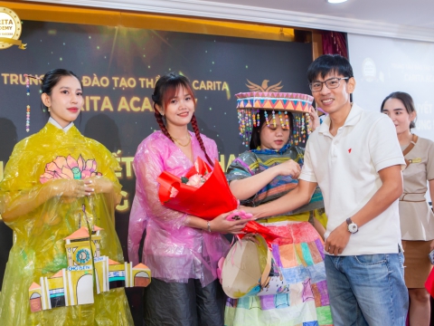 Thời trang tái chế - Nail