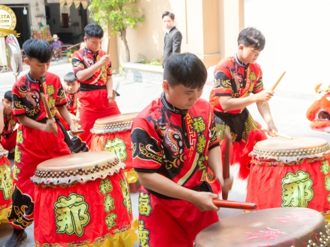 Màn Múa Lân “Chấn Động” Mở Màn Tuyển Sinh 2026 tại Carita Academy