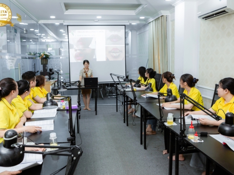 Carita ươm màu những kỹ thuật viên phun xăm chuyên nghiệp