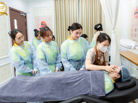 Carita ươm màu những kỹ thuật viên phun xăm chuyên nghiệp