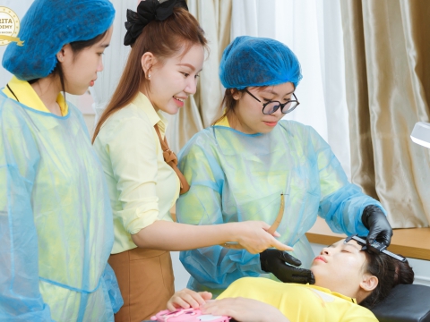 GIẢNG VIÊN SÁT SAO THỊ PHẠM  KỸ LƯỠNG THAO TÁC PHUN XĂM