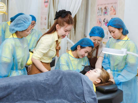 GIẢNG VIÊN SÁT SAO THỊ PHẠM  KỸ LƯỠNG THAO TÁC PHUN XĂM