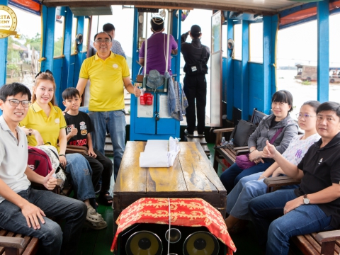 Cùng các học viên xinh đẹp Carita Academy