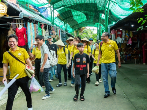 Cùng các học viên xinh đẹp Carita Academy