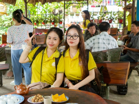 Cùng các học viên xinh đẹp Carita Academy