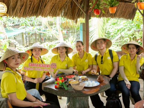 Cùng các học viên xinh đẹp Carita Academy