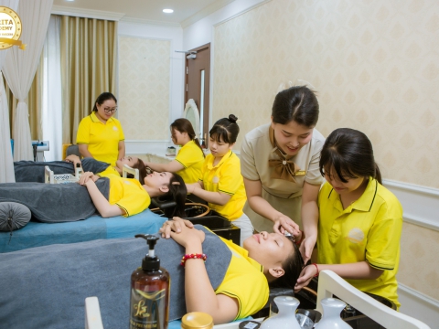 HTV quay phóng sự phỏng vấn ngành làm đẹp tại carita academy