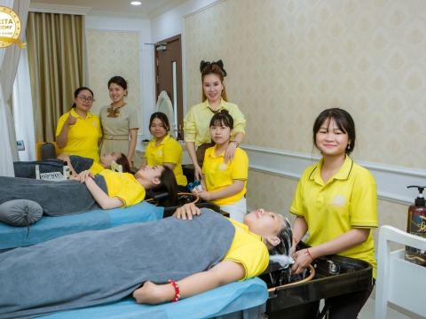 HTV quay phóng sự phỏng vấn ngành làm đẹp tại carita academy