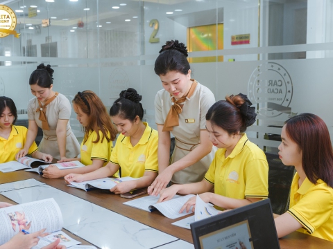 CÓ GÌ TRONG CỐP ĐỒ NGHỀ CHĂM SÓC DA CỦA HỌC VIÊN CARITA ACADEMY?