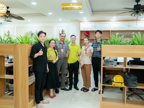 Đối tác ACB tới thăm và tặng lịch Tết 2026