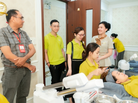 Đối tác ACB tới thăm và tặng lịch Tết 2026