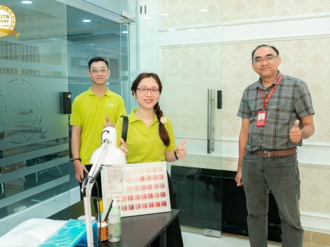 Đối tác ACB tới thăm và tặng lịch Tết 2026