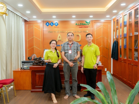 Đối tác ACB tới thăm và tặng lịch Tết 2026