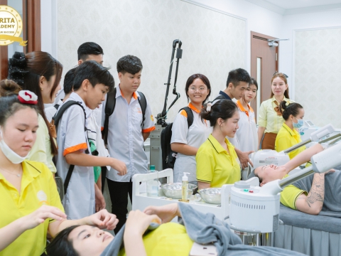 HỌC SINH THAM QUAN