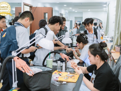 HỌC SINH THAM QUAN