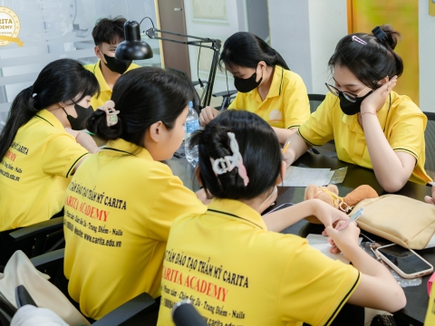 Ươm màu những kỹ thuật viên phun xăm chuyên nghiệp