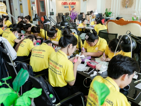 Ươm màu những kỹ thuật viên phun xăm chuyên nghiệp