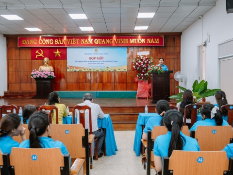 CÔ HẠNH THAY MẶT CÔNG TY TRAO QUÀ CHO CÔNG ĐOÀN VIÊN PHƯỜNG TRUNG MỸ TÂY