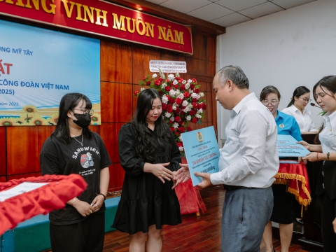 CÔ HẠNH THAY MẶT CÔNG TY TRAO QUÀ CHO CÔNG ĐOÀN VIÊN PHƯỜNG TRUNG MỸ TÂY