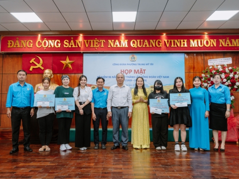 CÔ HẠNH THAY MẶT CÔNG TY TRAO QUÀ CHO CÔNG ĐOÀN VIÊN PHƯỜNG TRUNG MỸ TÂY