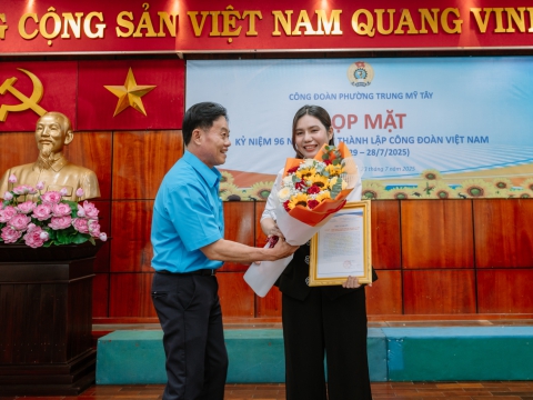 CÔ HẠNH THAY MẶT CÔNG TY TRAO QUÀ CHO CÔNG ĐOÀN VIÊN PHƯỜNG TRUNG MỸ TÂY