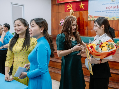 CÔ HẠNH THAY MẶT CÔNG TY TRAO QUÀ CHO CÔNG ĐOÀN VIÊN PHƯỜNG TRUNG MỸ TÂY