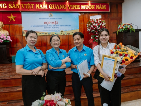 CÔ HẠNH THAY MẶT CÔNG TY TRAO QUÀ CHO CÔNG ĐOÀN VIÊN PHƯỜNG TRUNG MỸ TÂY