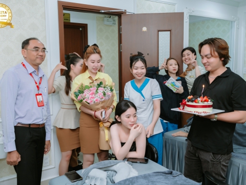 Đại diện Ban Giám Đốc- Chúc mừng sinh nhật Cô Hân, GV lớp Chăm sóc da