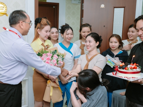 Đại diện Ban Giám Đốc- Chúc mừng sinh nhật Cô Hân, GV lớp Chăm sóc da