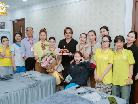 Đại diện Ban Giám Đốc- Chúc mừng sinh nhật Cô Hân, GV lớp Chăm sóc da