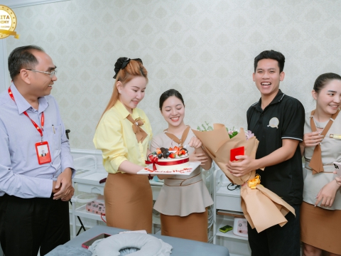 Đại diện Ban Giám Đốc- Chúc mừng sinh nhật Cô Hân, GV lớp Chăm sóc da