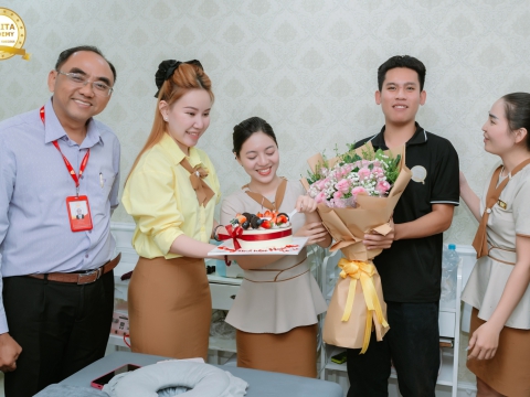 Đại diện Ban Giám Đốc- Chúc mừng sinh nhật Cô Hân, GV lớp Chăm sóc da