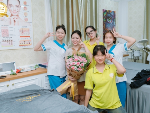 Đại diện Ban Giám Đốc- Chúc mừng sinh nhật Cô Hân, GV lớp Chăm sóc da