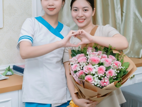 Đại diện Ban Giám Đốc- Chúc mừng sinh nhật Cô Hân, GV lớp Chăm sóc da