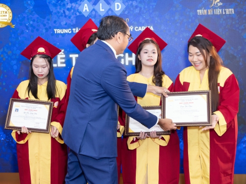 RỰC RỠ & ĐẦY CẢM XÚC: LỄ TỐT NGHIỆP KHÓA THÁNG 7/2026 – CARITA ACADEMY