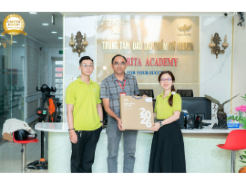 Đối tác ACB tới thăm và tặng lịch Tết 2026