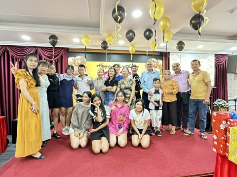 Tổ chức sinh nhật cho học viên nhân viên