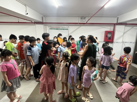 Trung tâm đào tạo thẩm mỹ Carita phối hợp KP3, Phường Tân Thới Hiệp tổ chức trung thu cho các bé