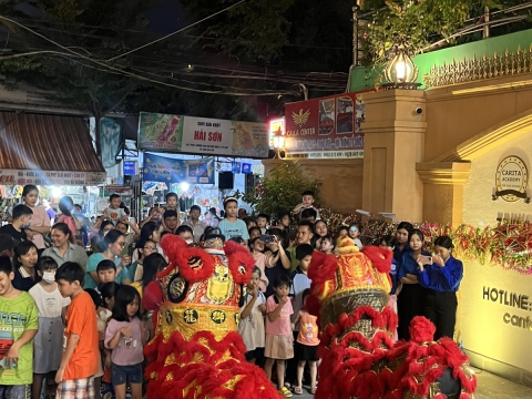 Trung tâm đào tạo thẩm mỹ Carita phối hợp KP3, Phường Tân Thới Hiệp tổ chức trung thu cho các bé