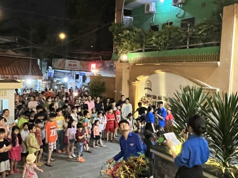 Trung tâm đào tạo thẩm mỹ Carita phối hợp KP3, Phường Tân Thới Hiệp tổ chức trung thu cho các bé